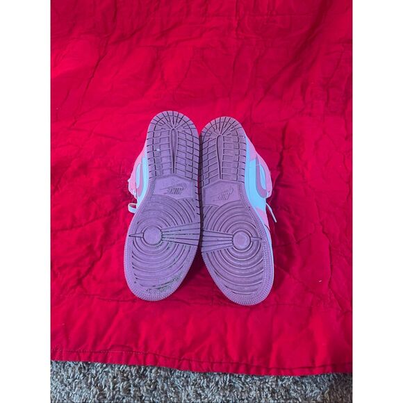 Nike‎ Air Jordan 1 Mid Valentine's Day" 2023  Youth 7 / Women's 8.5 - Picture 6 of 7